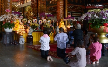 TP.HCM: Rằm tháng Giêng, Phật tử thành kính hướng Phật